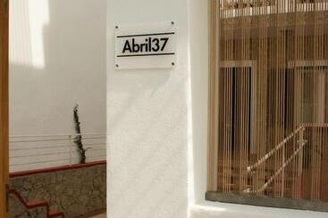 هتل Abril 37
