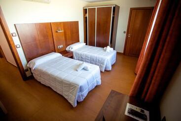 هتل Villa De Cárcar