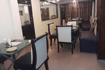 فندق Sarthak