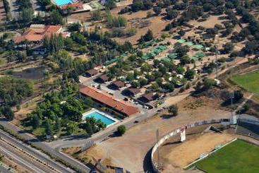 مُتل Hostal   Bungalows Camping Cáceres