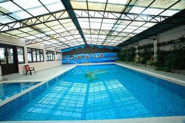 استراحتگاه Martam Retreat