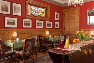 Lang House On Main Street Bed & Breakfast