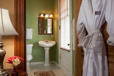 Lang House On Main Street Bed & Breakfast