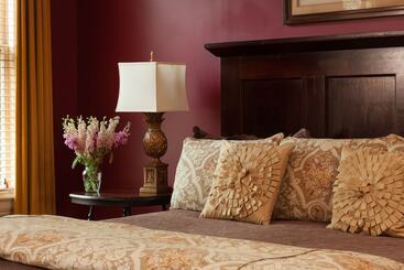 Lang House On Main Street Bed & Breakfast