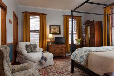 Lang House On Main Street Bed & Breakfast