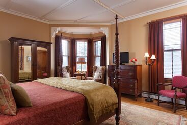Lang House On Main Street Bed & Breakfast