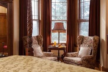 Lang House On Main Street Bed & Breakfast