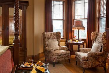 Lang House On Main Street Bed & Breakfast