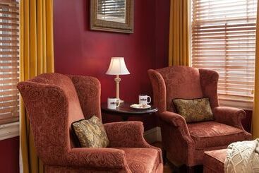 Lang House On Main Street Bed & Breakfast
