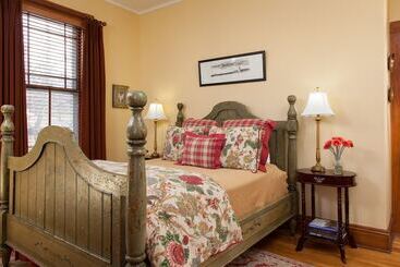 Lang House On Main Street Bed & Breakfast