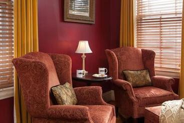 Lang House On Main Street Bed & Breakfast