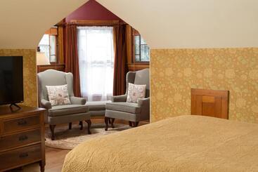 Lang House On Main Street Bed & Breakfast