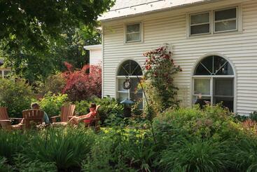 Lang House On Main Street Bed & Breakfast