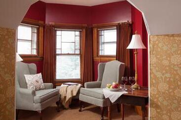 Lang House On Main Street Bed & Breakfast