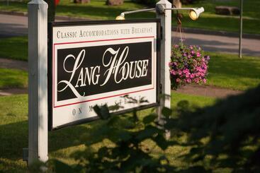 Lang House On Main Street Bed & Breakfast