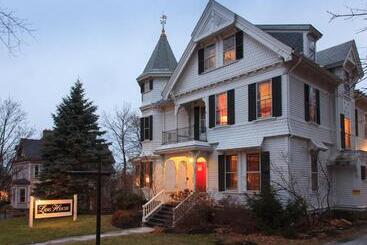 Lang House On Main Street Bed & Breakfast