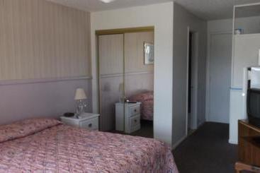 فندق على الطريق Twin Lakes Inn