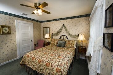 تختخواب و صبحانه Anne's White Columns Inn