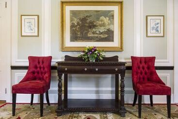 تختخواب و صبحانه Anne's White Columns Inn
