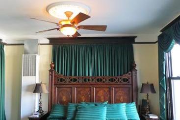 تختخواب و صبحانه The Polo Inn Bridgeport U.s.a