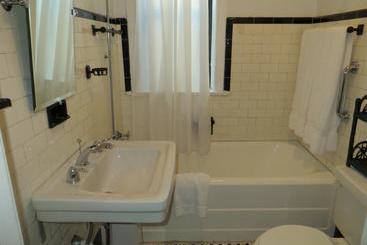 تختخواب و صبحانه The Polo Inn Bridgeport U.s.a