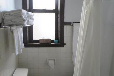 تختخواب و صبحانه The Polo Inn Bridgeport U.s.a