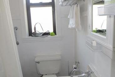 تختخواب و صبحانه The Polo Inn Bridgeport U.s.a