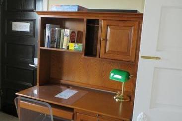 تختخواب و صبحانه The Polo Inn Bridgeport U.s.a