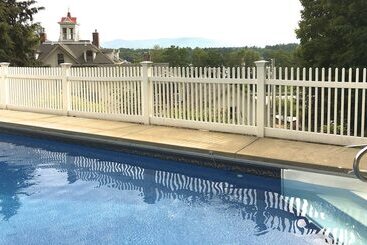 Center Harbor Sutton House B & B