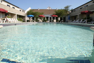 هتل Cape Cod Irish Village