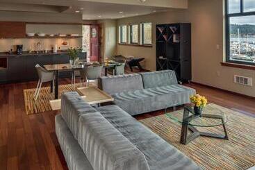 هتل Island Inn At 123 West