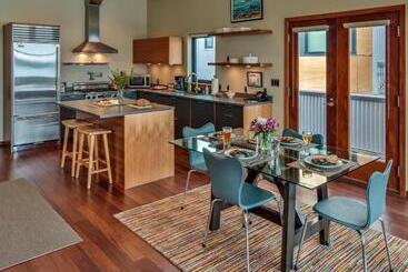 هتل Island Inn At 123 West