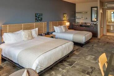 هتل Island Inn At 123 West