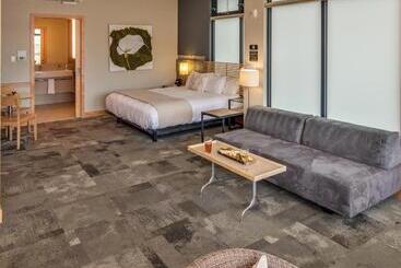 هتل Island Inn At 123 West