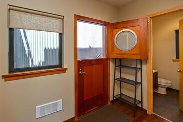 هتل Island Inn At 123 West