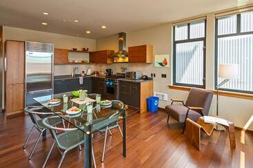هتل Island Inn At 123 West