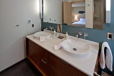 هتل Island Inn At 123 West