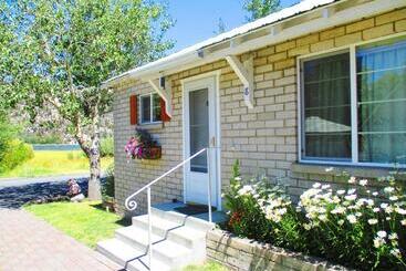 هتل Lake Front Cabins