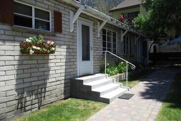 هتل Lake Front Cabins