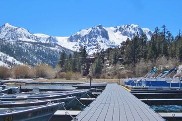 هتل Lake Front Cabins