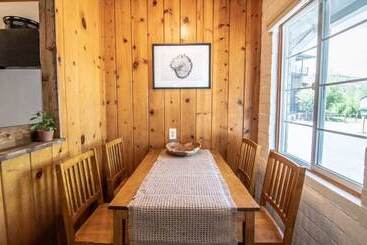 هتل Lake Front Cabins