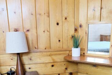 هتل Lake Front Cabins