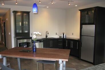 هتل Suites At 118