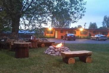 Long Holiday Motel