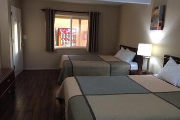 مُتل Townhouse Inn & Suites