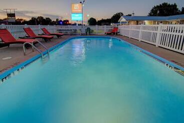 فندق على الطريق Westbridge Inn & Suites
