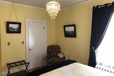 Pendleton House Historic Inn And B&b