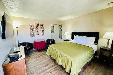 Sage N Sand Motel