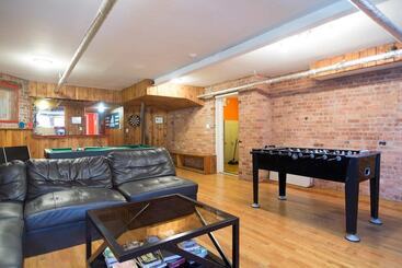 Wrigley Hostel   Chicago