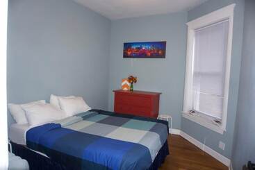Wrigley Hostel   Chicago